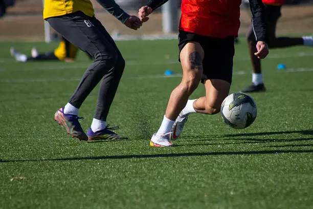 Drybling piłkarski – na czym polega kiwanie i jakie są techniki?